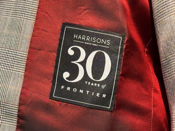 【仕立ててみた】これで平織り⁉30周年を迎えた高級テーラー御用達英国スーツとは…