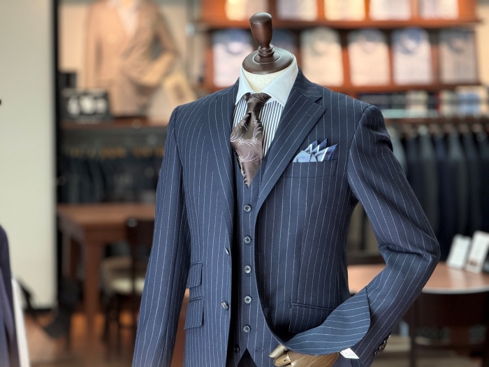 【仕立ててみた】クラシックな盛夏向けスーツ/涼しさと防シワ性と…欲張るならフレスコで決まり!!