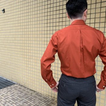 背中から変えるシャツスタイル