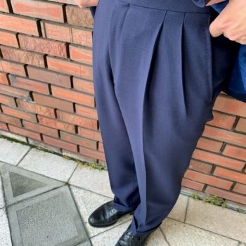 スラックスのデザインに、生地・シルエットの他に○○をプラスすると・・・