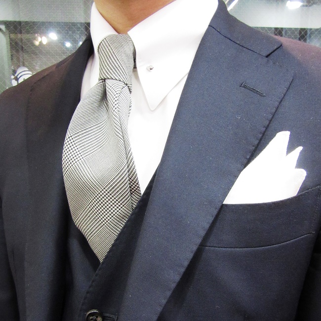 スタッフスナップ-濃紺スーツ-
