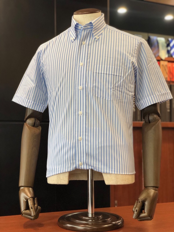 【Shirts】シンプルになりがちな半袖シャツには＋αのデザインを。