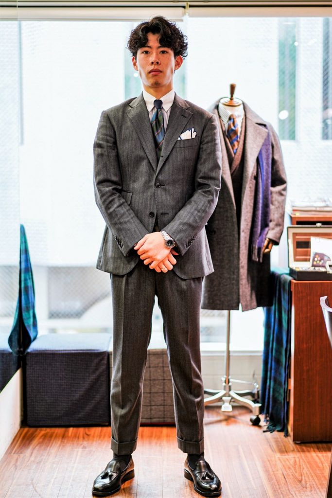 渋谷 SNAP＃12】英国生地グレーヘリンボーンスーツのオーダー。 – 渋谷店