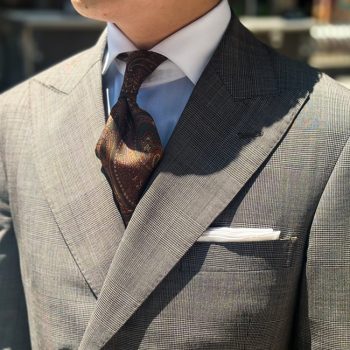 ブラウンスーツをダブルでドレッシーに。