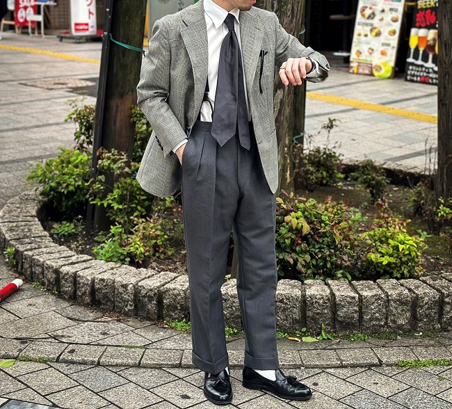 グレーのジャケットはこう着る。