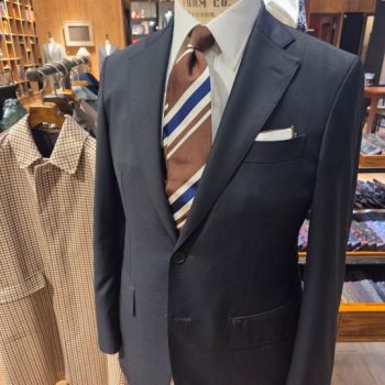 ネイビー ダブルブレスト ビジネススーツ　イタリア生地 金ボタンでZEGNA (ゼニア) のダブルブレストスーツ。デザイン
