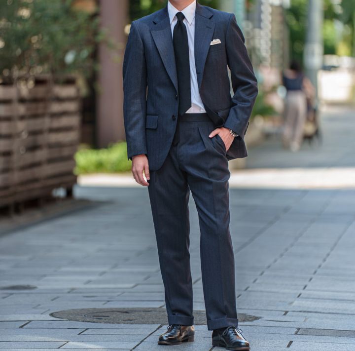 ひと味違うネイビースーツ
