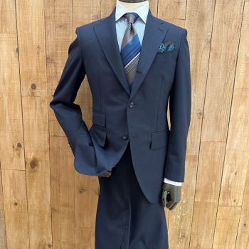 軽やかに品格を。モヘア100％スーツ