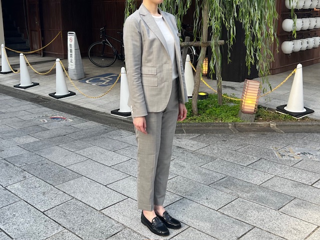 【レディース】ライトグレーの春夏スーツ