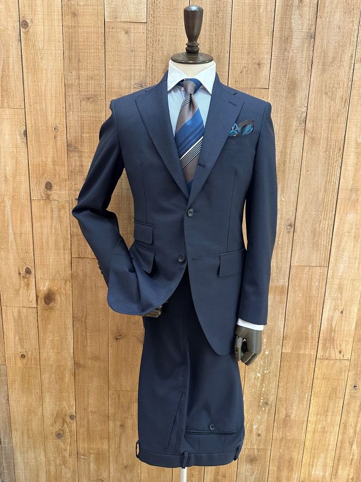 軽やかに品格を。モヘア100％スーツ