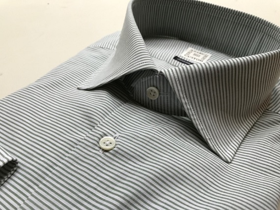 人気の既製シャツ《AZABU THE CUSTOM SHIRT》でマイルドな着こなしを。