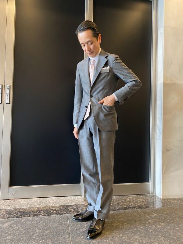 春夏秋活躍するウールではなく、モヘア混スーツ