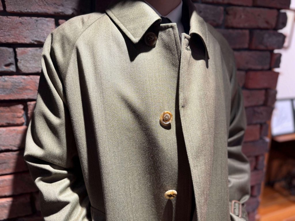 シンプルで洗練された1着“麻布テーラーのトレンチコート