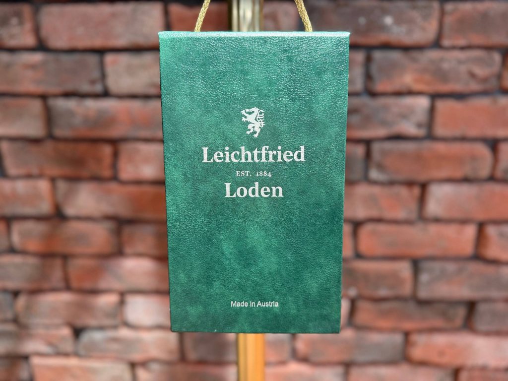 伝統的なローデンウールで品格のあるコートを【ダブルアルスターコート】