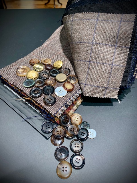 釦ひとつでギュウっと格上げ・・・ホーン釦