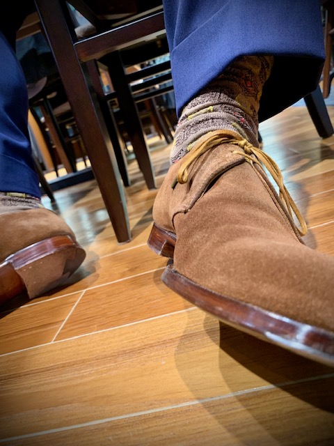 スエードを据えた大人の足元