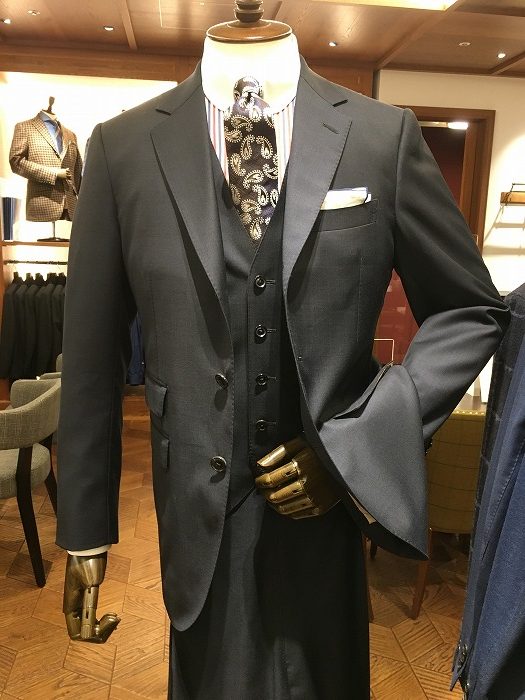 スーツの光沢はこれで決まる。 – &C 梅田店