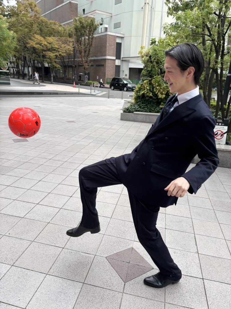 ジャージースーツでリフティングチャレンジ