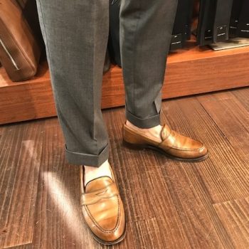 スタッフの持ち物事情③グレーのスラックス｜横浜MORE'S店の