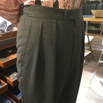 スラックス腰回りのデザイン