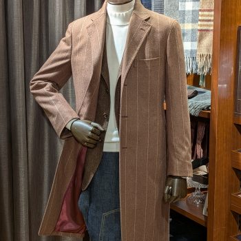 王道のチェスターコートをカジュアルにアレンジ!