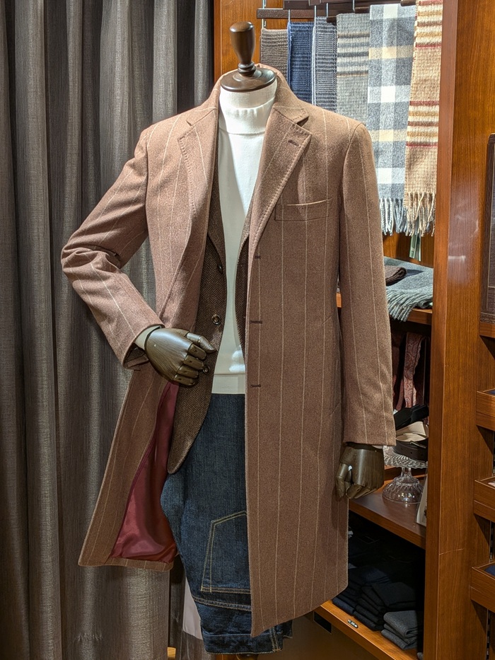 王道のチェスターコートをカジュアルにアレンジ！