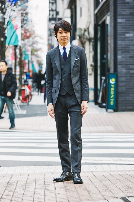 グレー無地のスーツなので ダブルのベストと2タックパンツを選びバランスを取りました クラシックなスーツなので シンプルな白無地のシャツで爽やかで上質な雰囲気が出るようにしています Azabu Tailor Style