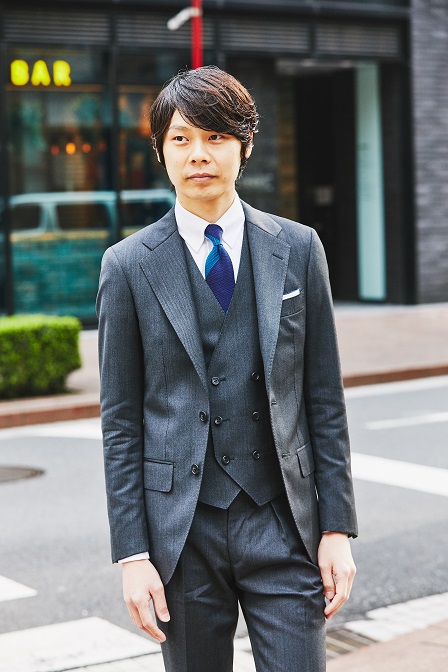 グレー無地のスーツなので ダブルのベストと2タックパンツを選びバランスを取りました クラシックなスーツなので シンプルな白無地のシャツで爽やかで上質な雰囲気が出るようにしています Azabu Tailor Style