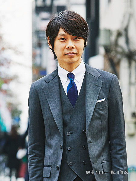 グレー無地のスーツなので ダブルのベストと2タックパンツを選びバランスを取りました クラシックなスーツなので シンプルな白無地のシャツで爽やかで上質な雰囲気が出るようにしています Azabu Tailor Style